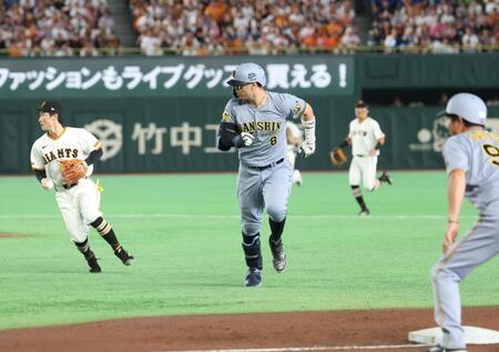 １回、先制打を放った佐藤（中）は一、二塁間で挟まれるが、二塁手浦田（左）の三塁への送球の間に帰塁する