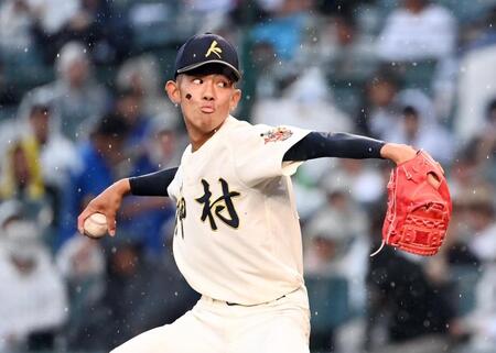 佐野日大相手に力投する神村学園・龍頭