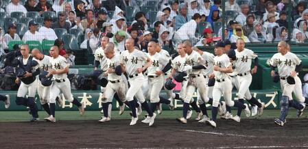 佐野日大に敗れた神村学園ナイン（撮影・中田匡峻）