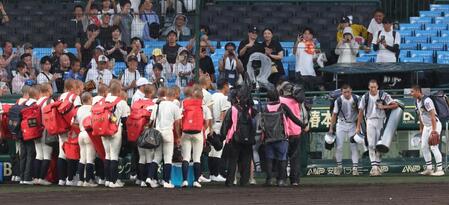グラウンドを後にする佐野日大ナインを全員で見送る神村学園ナイン（左）＝撮影・中田匡峻