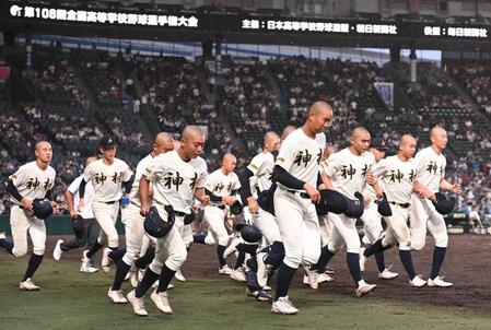 佐野日大に敗れ、アルプスにあいさつに向かう神村学園ナイン（撮影・高部洋祐）