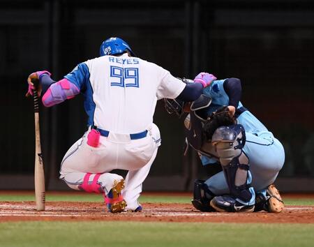 ４回、ファウルチップがあたった小島（右）を気遣うレイエス（撮影・中島達哉）