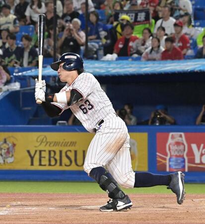４回、中前適時打を放つ増田（撮影・持木克友）