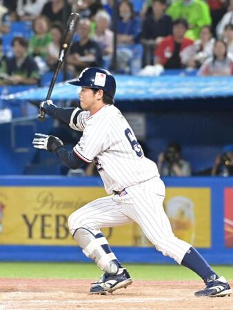 ４回、中前適時打を放つ岩田（撮影・持木克友）