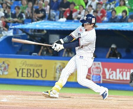 ４回、右越え適時二塁打を放つ長岡（撮影・持木克友）
