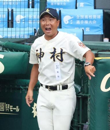 ４回、中前適時打を放った秀島蒼空に送球間に進塁しなかったことを指摘する神村学園・小田大介監督（撮影・中田匡峻）