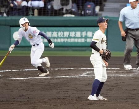３回、桜岡に先制となる２点三塁打を許す神村学園・松永