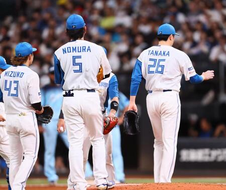 ７回途中で降板する田中（２６）＝撮影・中島達哉