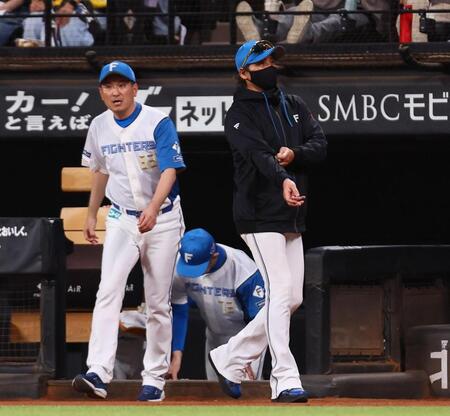 ７回、田中の交代を告げる新庄監督（右）＝撮影・中島達哉
