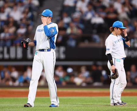 ７回、野村の失策から同点を許して降板となり、顔を覆う田中（左）＝撮影・中島達哉