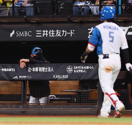 ９回、戦況を見つめる新庄監督（右は空振り三振を喫し、ベンチに戻る野村）＝撮影・中島達哉
