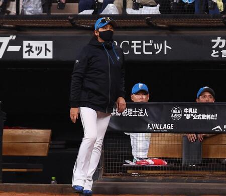７回、田中の交代を告げる新庄監督（中央）＝撮影・中島達哉