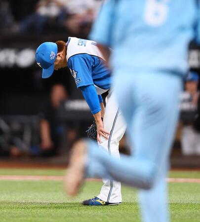 ７回途中から登板するも小島に勝ち越し３ランを浴び、うなだれる島本（撮影・中島達哉）