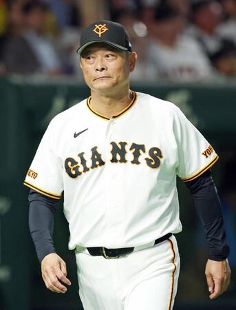 ５回終了後、選手交代を告げ、ベンチに戻る橋上監督代行