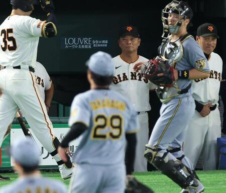 高橋（２９）を前に厳しい表情の橋上監督代行（撮影・金田祐二）