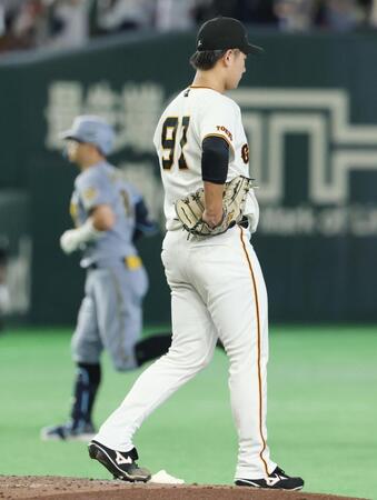 ３回、佐藤（左）に二者連続となる本塁打を浴びた井上