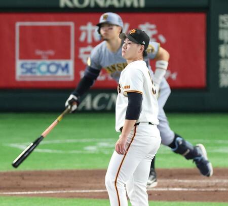 ３回阪神１死、阪神・佐藤輝明に右越えソロを浴びる巨人・井上温大＝東京ドーム（撮影・金田祐二）