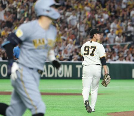 ３回、佐藤（左）に二者連続となる本塁打を浴びた井上