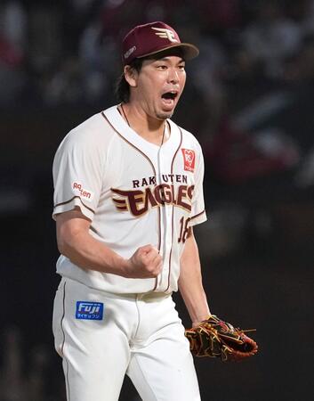 ７回、野口を併殺に抑え雄たけびを上げる前田健。７回２失点でプロ野球通算１００勝目をマークした