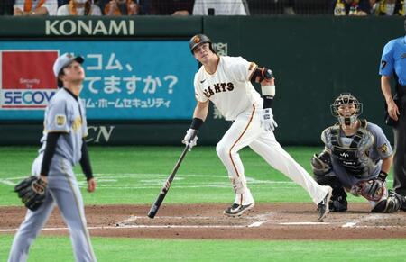 ６回、中越えソロを放つダルベック（撮影・金田祐二）