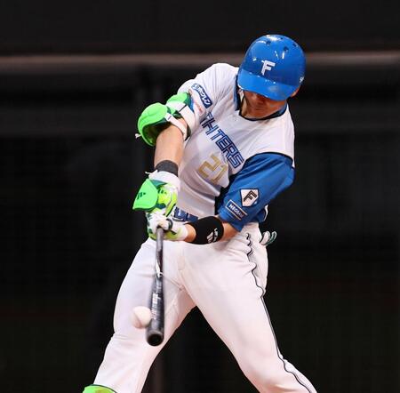 ３回、右越えに先制ソロを放つ清宮幸（撮影・中島達哉）