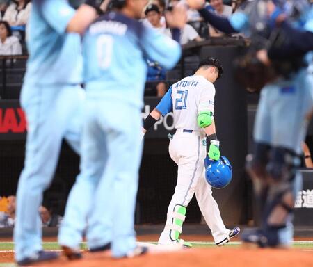９回、一発出れば同点の場面で中飛に倒れ、引き揚げる清宮幸（撮影・中島達哉）