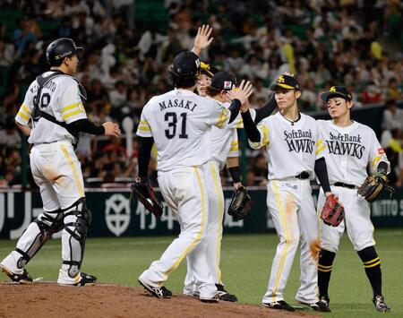ロッテに勝利し、タッチを交わすソフトバンクナイン