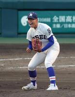 　粘りのピッチングで９回を投げ抜いた履正社・木村颯はガッツポーズを見せる（撮影・坂部計介）