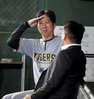 　井口監督（手前）に敬礼する藤川監督