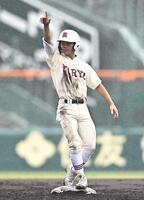 ４回、先制の左越え適時二塁打を放ちポーズを決める拓大紅陵・阪本幹太（撮影・開出牧）