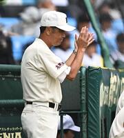 ４回の攻撃で手をたたいて選手を鼓舞する拓大紅陵・坂巻展行監督（撮影・開出牧）