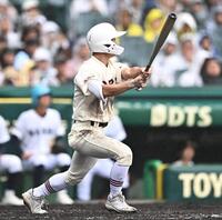 ４回、先制の左越え適時二塁打を放つ拓大紅陵・阪本幹太（撮影・開出牧）