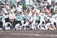 初戦突破ならず甲子園の土を集める佐賀商ナイン（撮影・開出牧）