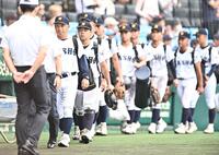 拓大紅陵に敗れ引き揚げる吉冨俊一監督（左手前）ら佐賀商ナイン（撮影・開出牧）
