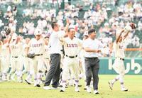 初戦を突破しスタンドの祝福に応える坂巻展行監督（手前中央）ら拓大紅陵ナイン（撮影・開出牧）