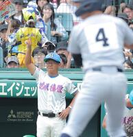 ２回、守備の指示を出す埼玉徳栄・岩井隆監督（撮影・西田忠信）