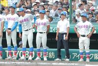 試合前、整列する埼玉徳栄・岩井隆監督（右）ら＝撮影・西田忠信