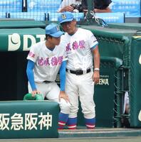 ５回、伝令を送る花咲徳栄・岩井隆監督（右）＝撮影・中田匡峻