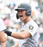 ６回、先制打を放ち雄たけびを上げる仙台育英・田山纏（撮影・高部洋祐）