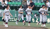 スタンドへあいさつに向かう仙台育英・星よつはマネジャー（左から３人目）＝撮影・中田匡峻