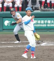 ６回、仙台育英・田山纏（奥）に先制の左前適時打を浴びる花咲徳栄・黒川凌大（撮影・中田匡峻）