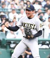 完封勝利を挙げ、ガッツポーズを決める仙台育英・古川諒弥（撮影・高部洋祐）