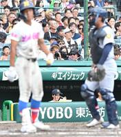 ３回、記録をつける仙台育英・星よつはマネジャー（中央）＝撮影・高部洋祐