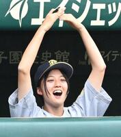 ６回、ベンチで喜ぶ仙台育英・星よつはマネジャー（撮影・高部洋祐）