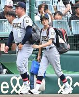 試合前、ベンチに向かう仙台育英・星よつはマネジャー（右）＝撮影・高部洋祐