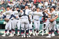 完封勝利を飾った古川諒弥（中央）ら仙台育英ナイン（撮影・高部洋祐）
