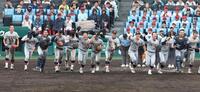 花咲徳栄に勝利し、笑顔で駆け出す仙台育英ナイン（撮影・中田匡峻）