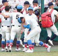 黒川凌大（手前）を支える花咲徳栄・岩井隆監督（撮影・中田匡峻）