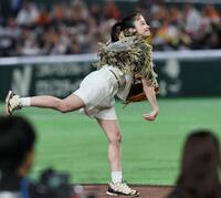 始球式を行う橋本環奈（撮影・田中太一）
