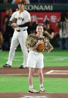ファーストピッチを務める橋本環奈（撮影・金田祐二）